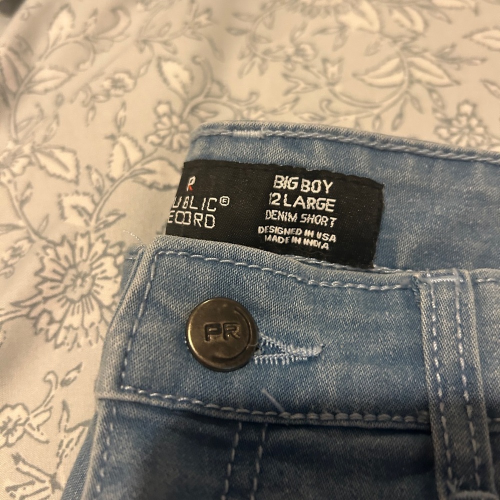 Light Wash Denim Shorts - Picture 4 of 4